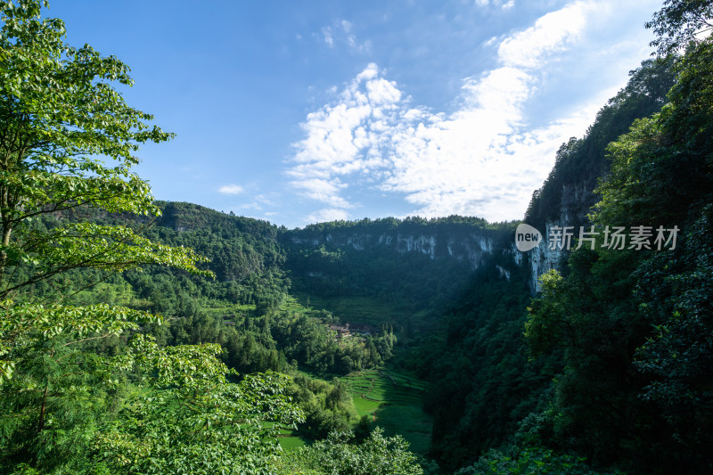 蓝天白云下的大山峡谷