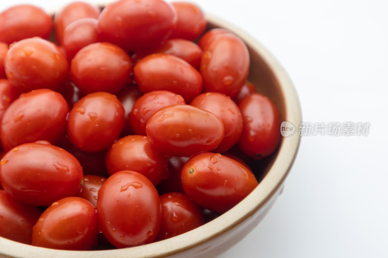 碗里装满水果小番茄特写