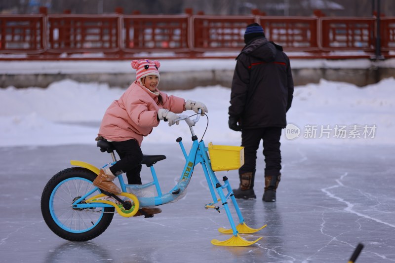 冬日小女孩雪地玩耍