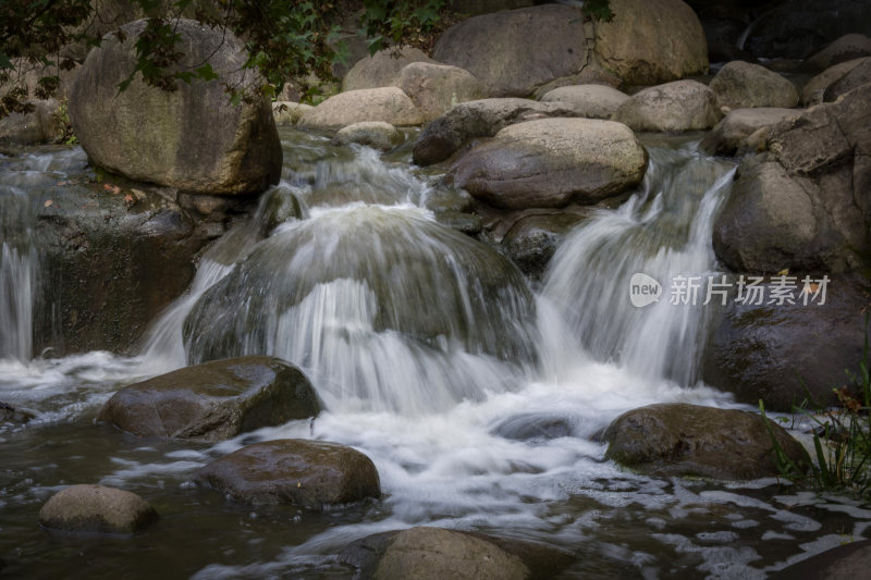 小瀑布场景特写