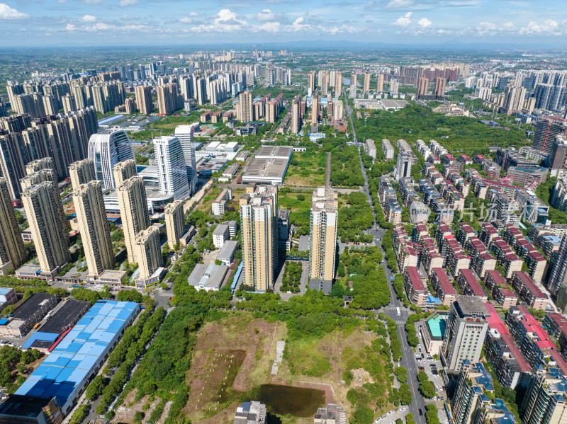 蓝天白云下湖南衡阳华新开发区 城市风光