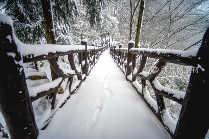 重庆酉阳：千氹田边飞白雪