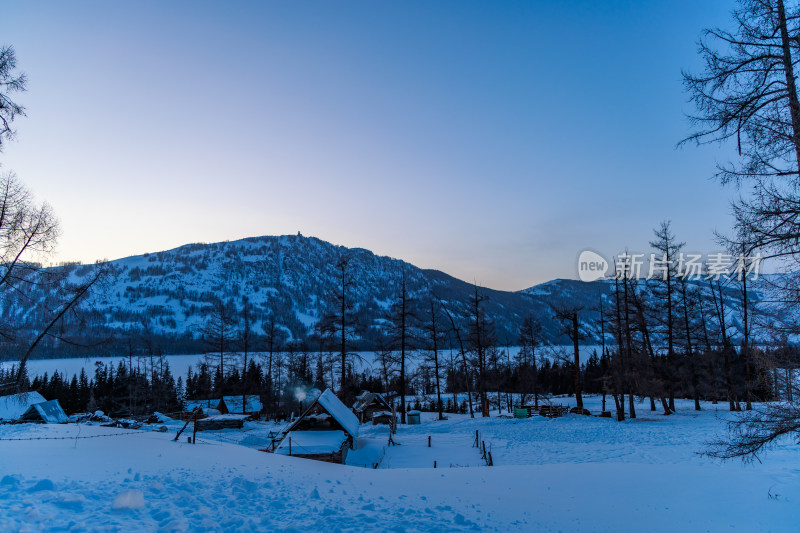 新疆喀纳斯雪景晨雾雪山森林雾凇