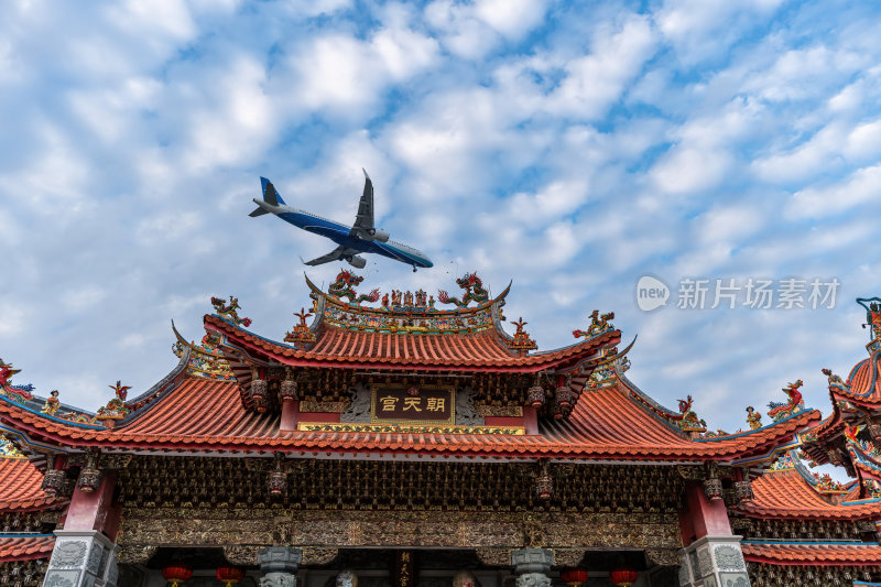 福建厦门朝天宫低空的飞机掠过城市上空