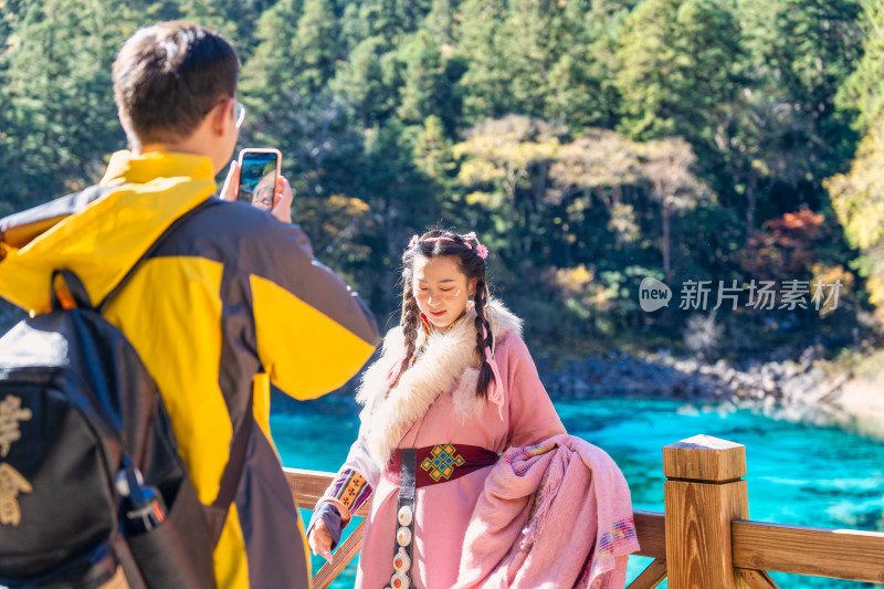 四川九寨沟景区游玩拍照的游客