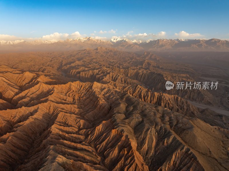 新疆南疆阿克苏温宿大峡谷天山托木尔峰航拍