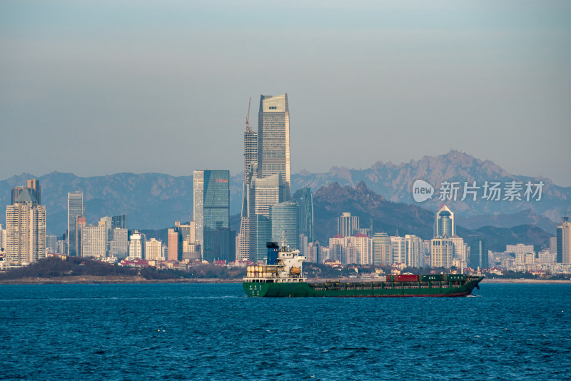 青岛胶州湾进出港的轮船