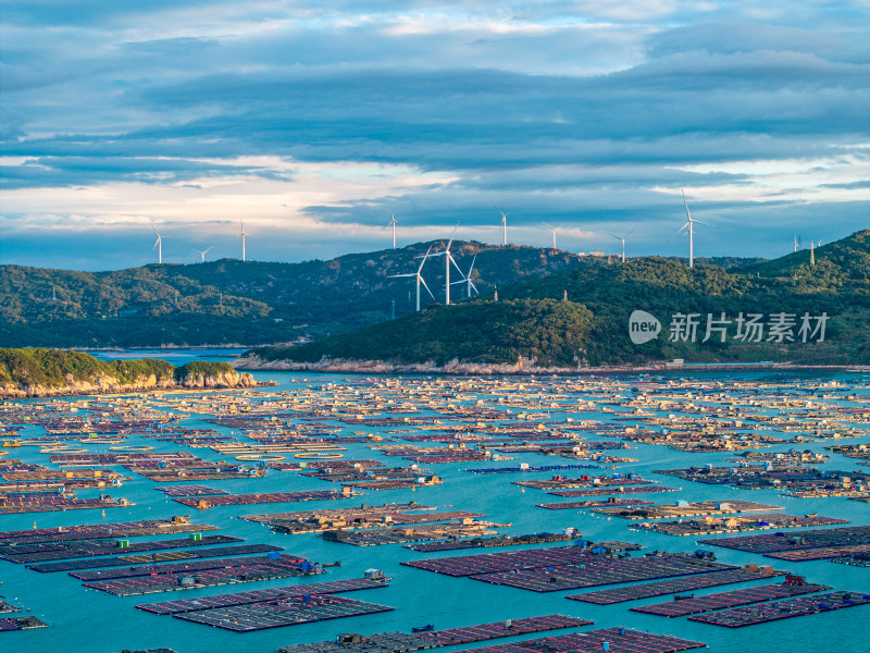 福建福州渔村鱼排与渔船航拍蓝天白云大海山