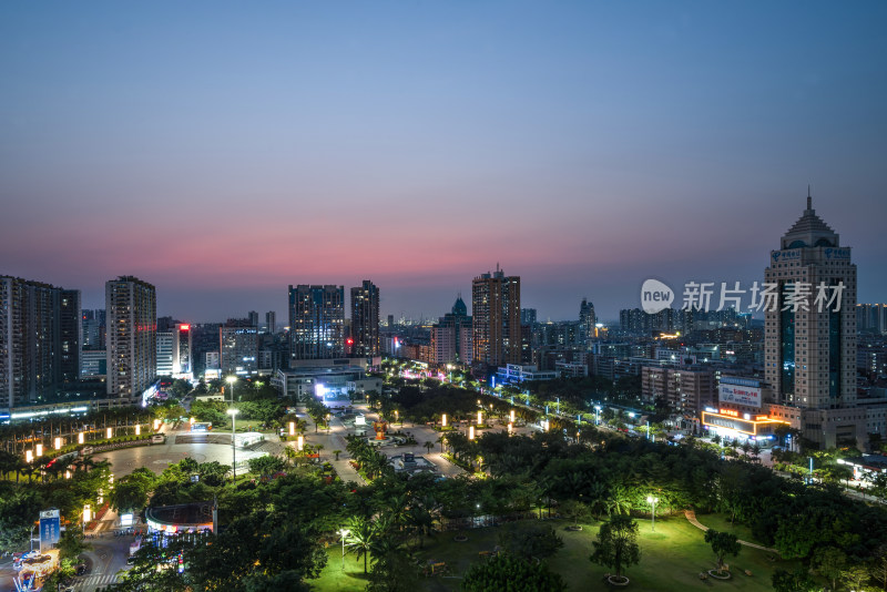 暮色下灯火辉煌的城市街道夜景