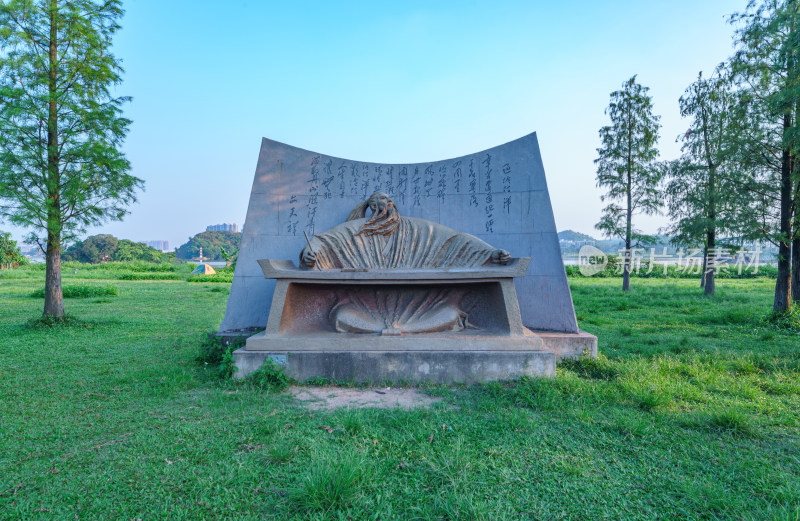 广州大学城露营地草坪广场文天祥雕塑