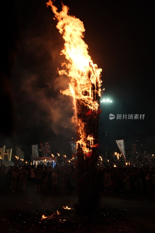 云南大理火把节夜晚熊熊燃烧的篝火