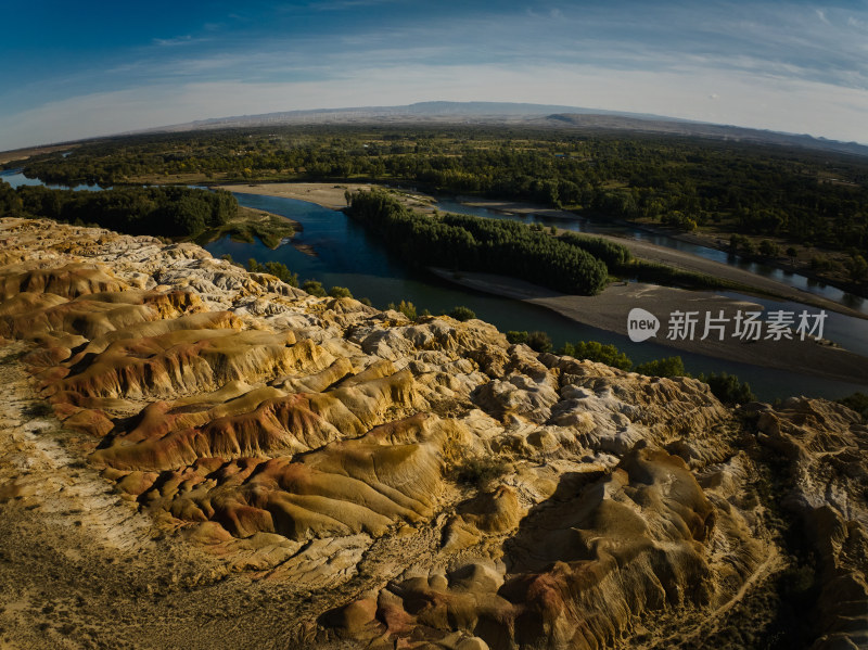 色彩艳丽的河滩美景