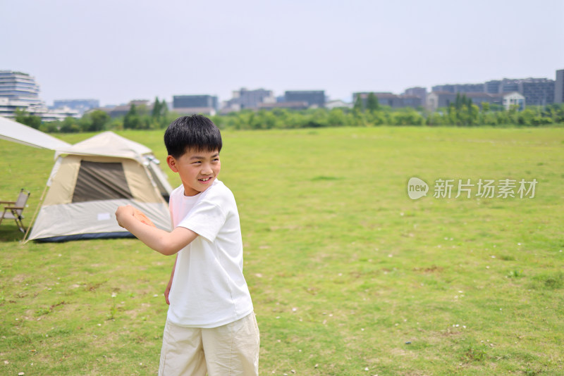 可爱的小男孩在草地上玩飞盘