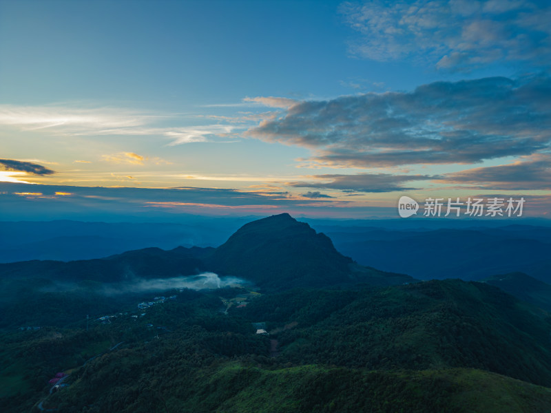 航拍日落时的夕阳天空景色