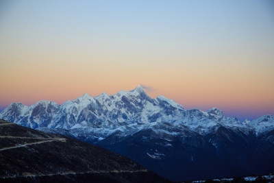 西藏林芝雪景南迦巴瓦峰日照金山雪山夕阳