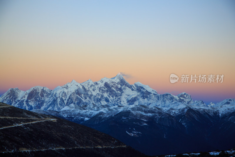 西藏林芝雪景南迦巴瓦峰日照金山雪山夕阳