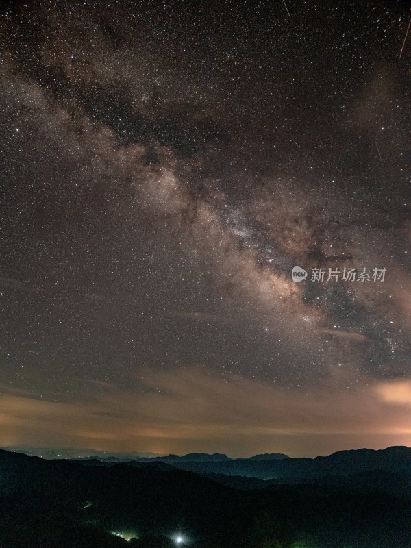 高山上纵观银河星空