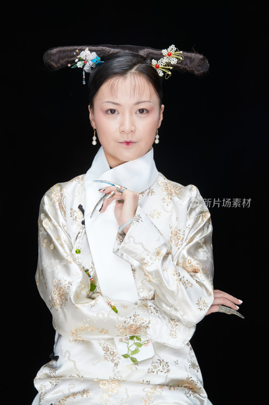 黑色背景下的清代女性古装造型清朝古装