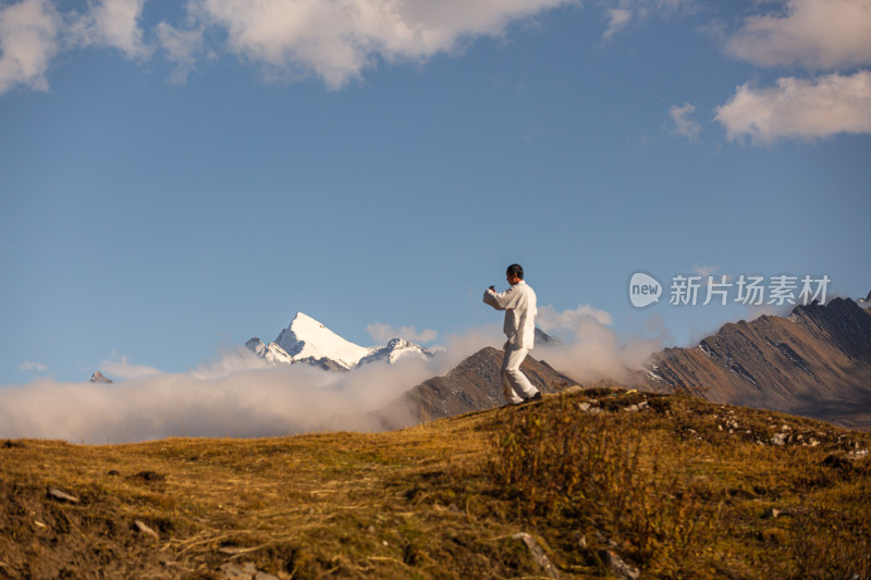 蓝天白云山峰云雾太极拳