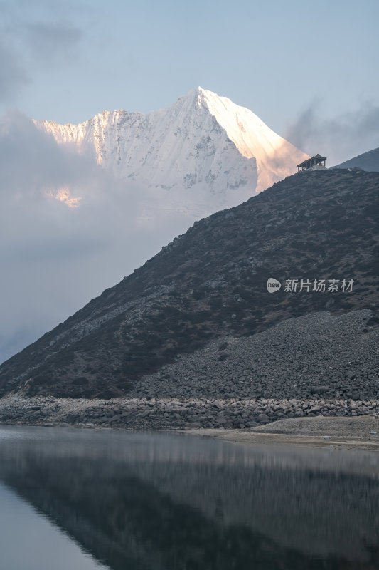 西藏山南洛扎秘境库拉岗日雪山湖泊壮丽景色