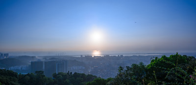 深圳宝安铁仔山公园看海湾夕阳落日全景长图