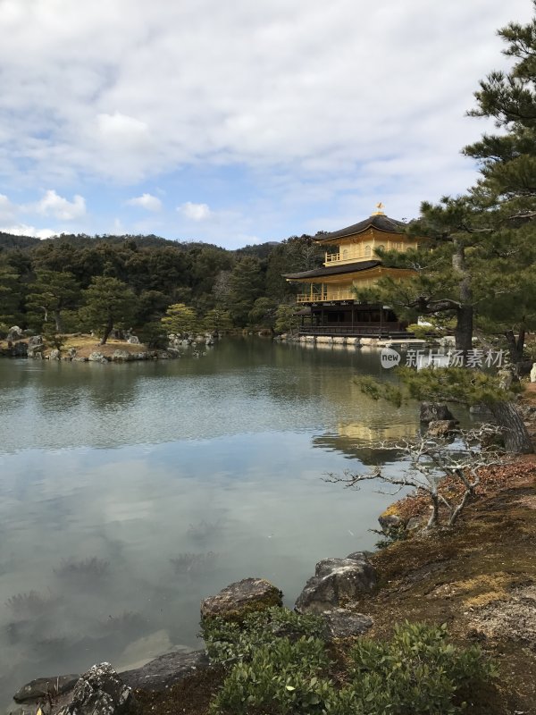 湖畔旁的日本金阁寺风景