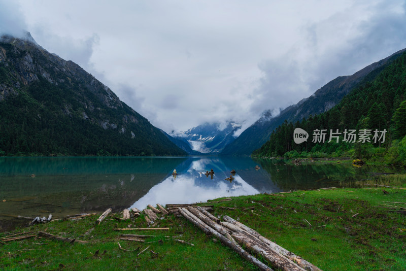 西藏林芝新措湖边风景