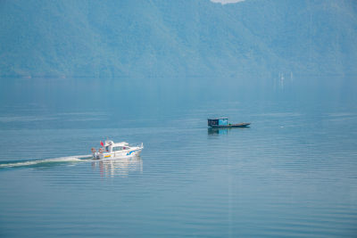 湖面上行驶的船只与背景山景