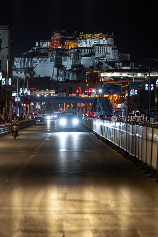 西藏拉萨布达拉宫夜景与车流高原宫殿建筑群