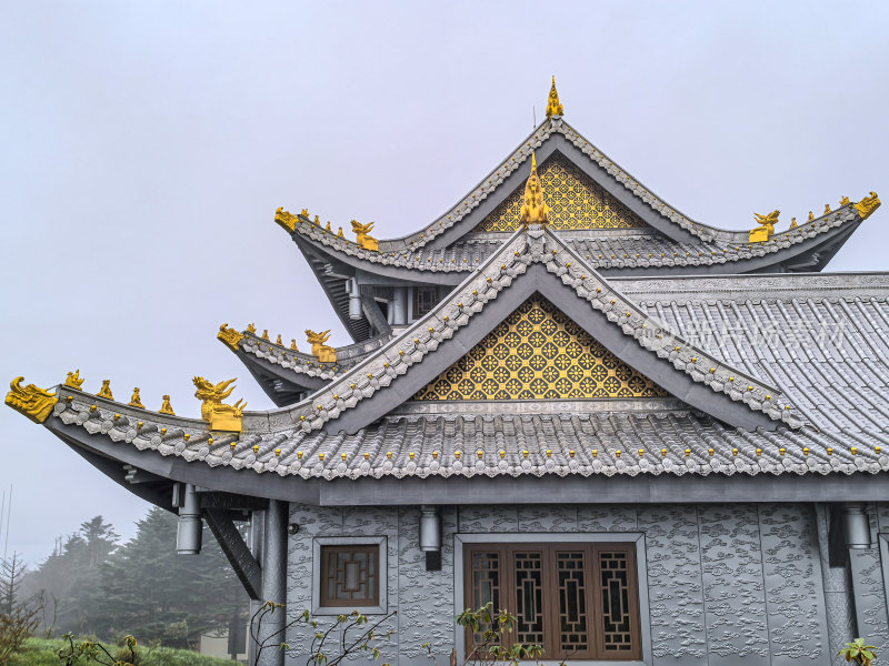 峨眉山金顶寺庙古建筑屋檐装饰