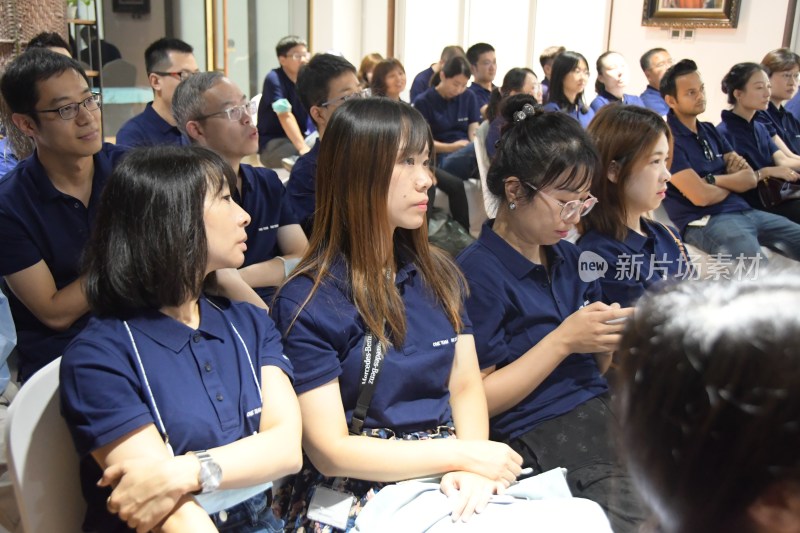 团队成员参加室内活动