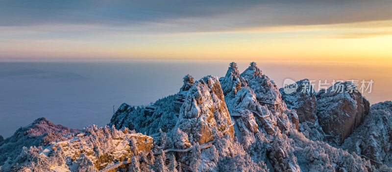 河南老君山清晨雪后云海日出航拍