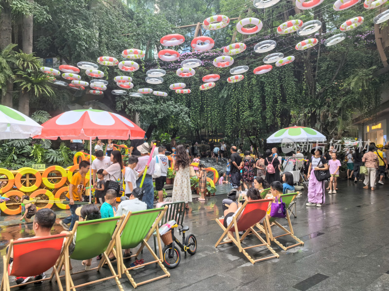 夏日成都港汇天地吸引小朋友和家长前来玩水