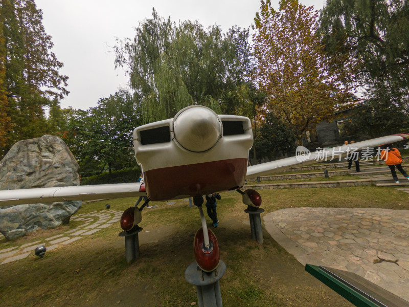 停在公园里的飞机退役战斗机
