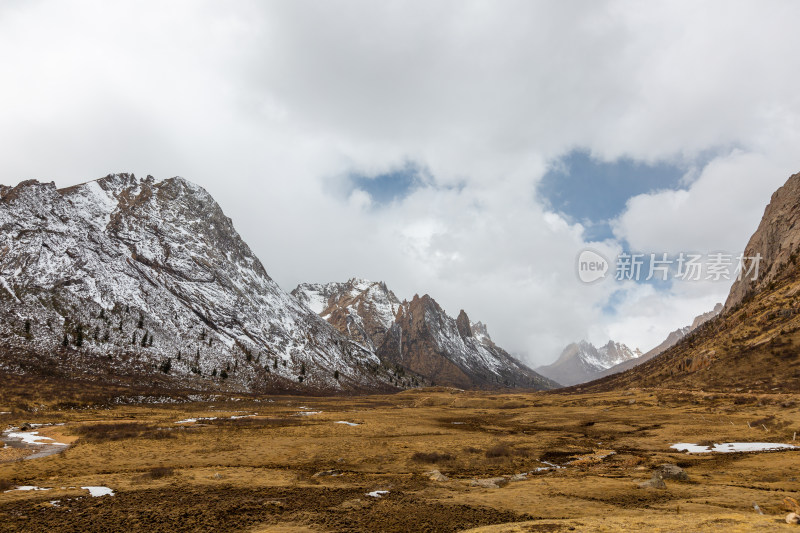 白雪皑皑的群山映衬下的湖景