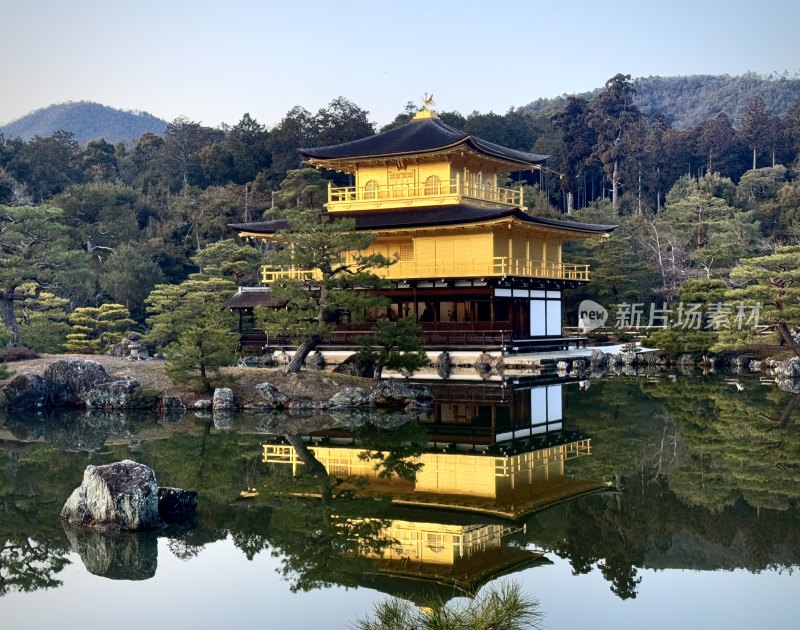 金阁寺古建筑倒映在湖中的美景