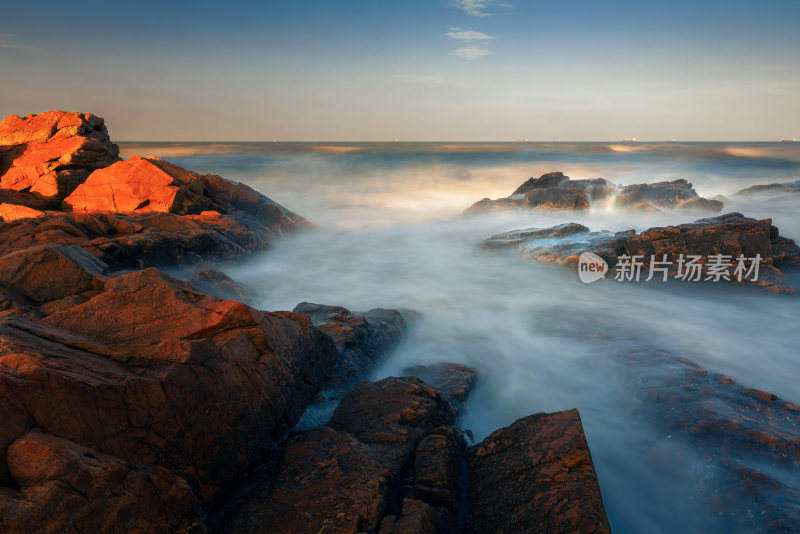 海浪和夕阳下的岩石