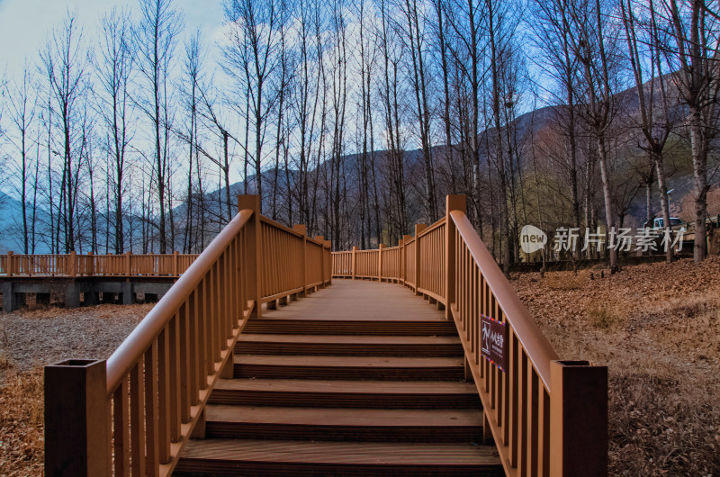 云南丽江泸沽湖水岸休闲观景木栈道