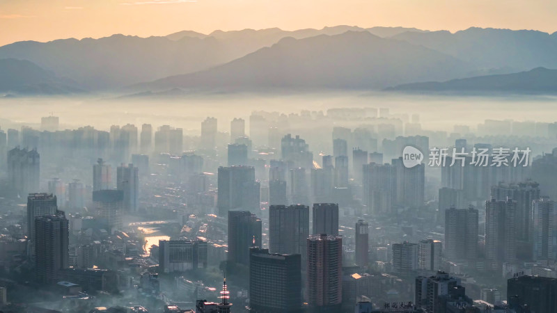 晨曦中的城市与远山景观