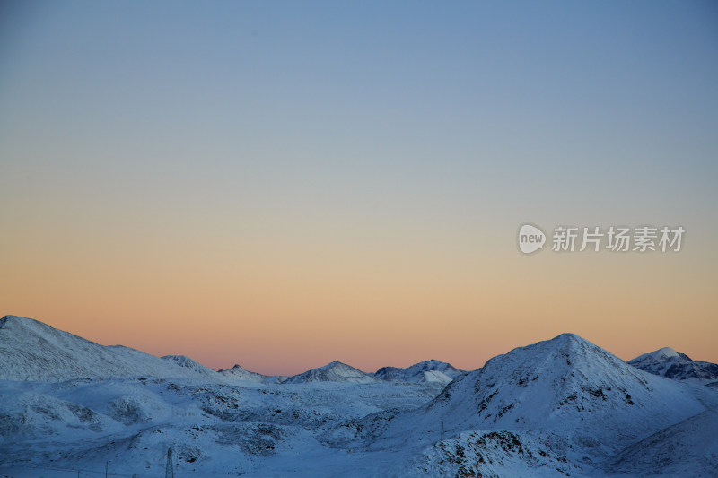 中国西藏冬季雪景米拉山口雪山蓝天