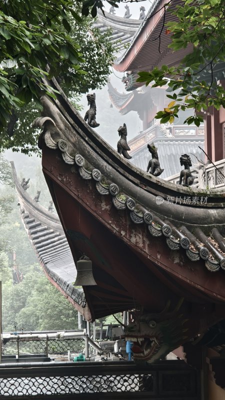 古色古香的中式建筑屋顶及装饰特写