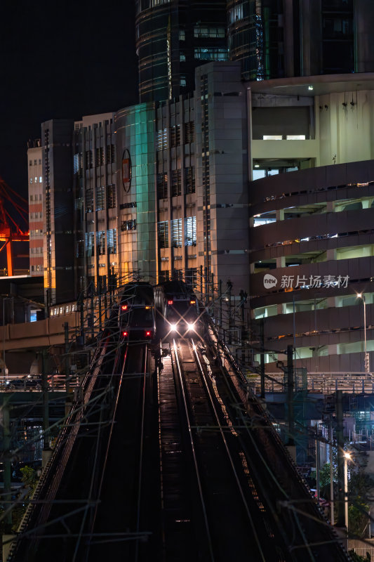 香港中环夜幕下的都市列车