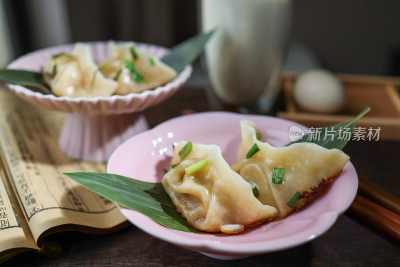 桌上盘子里的饺子特写镜头