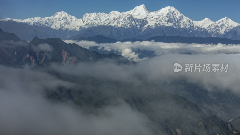 雪山云雾云层