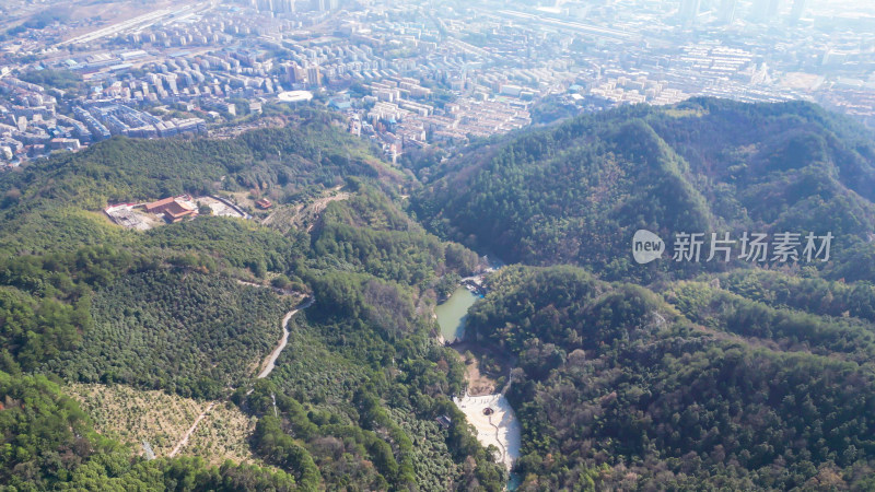 山川丘陵地貌航拍图