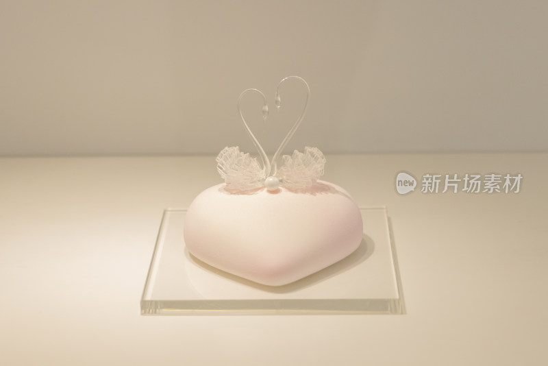 罗红摄影艺术馆展厅的天鹅艺术蛋糕