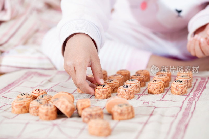 小孩子在玩中国象棋棋子