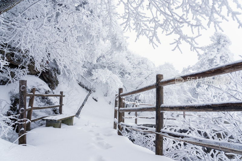 冬天大雪景区步道栏杆