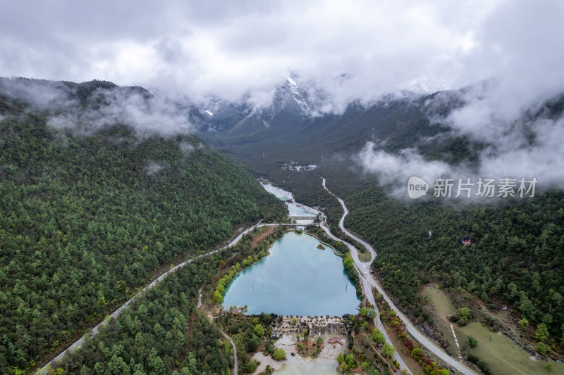 云南丽江玉龙雪山蓝月谷云雾缭绕高空航拍