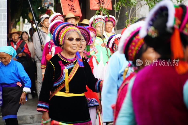 大理白族端午节身着民族服饰人们在户外表演